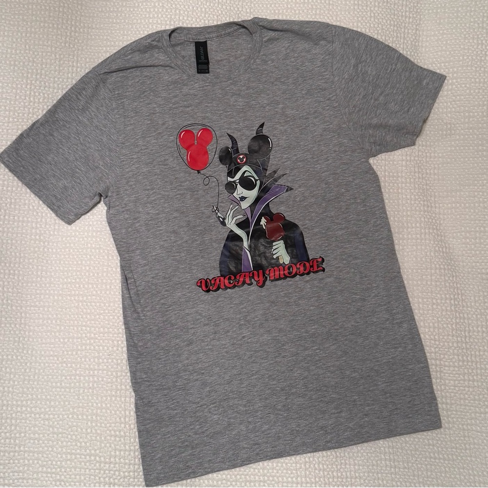 Disney | Gray Maleficent “Vacay Mode” Tee | size small
